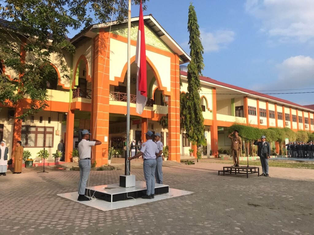 Kadis Syariat Islam dan Pendidikan Dayah Lhokseumawe Bertindak sebagai  Inspektur Upacara di SMA Negeri 1 Lhokseumawe