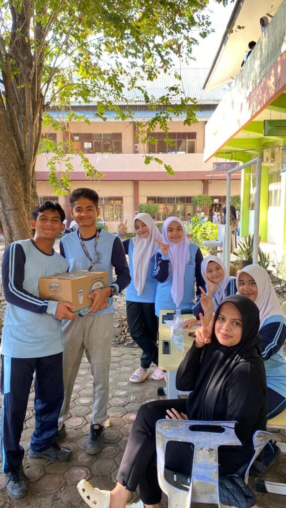 Solidaritas Tanpa Batas : OSIS SMAN 1 Lhokseumawe Donasi Untuk Korban Bencana Alam