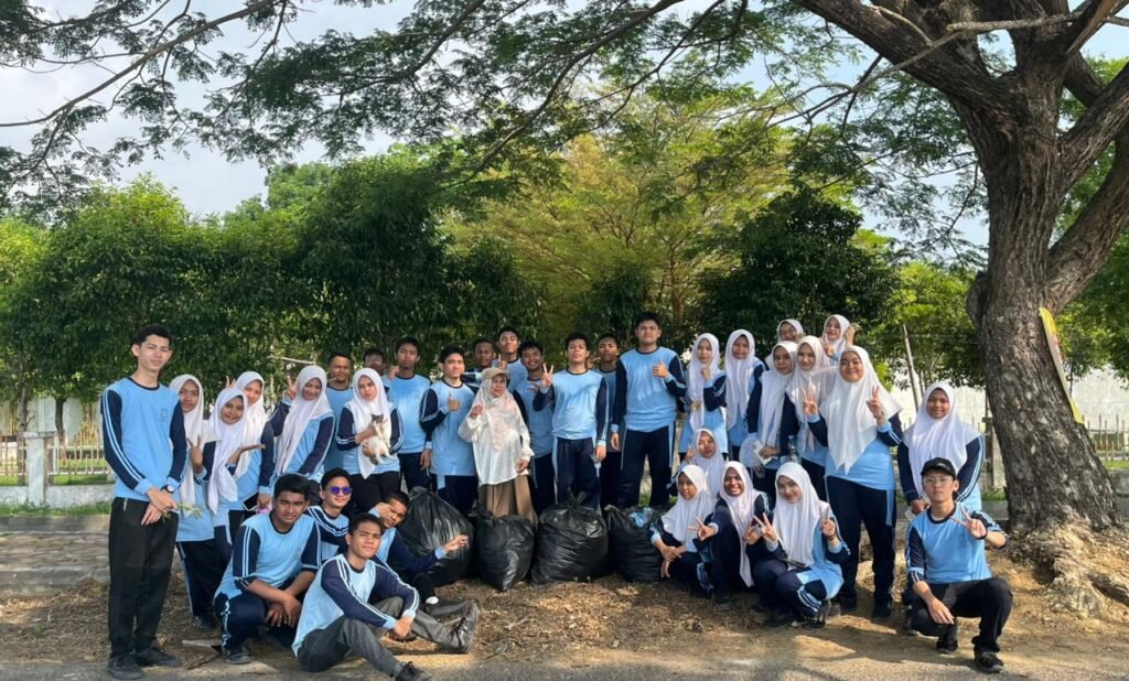 Siswa SMAN 1 Lhokseumawe Gelar Aksi Bersih Waduk: Wujud Kepedulian Lingkungan Generasi Muda